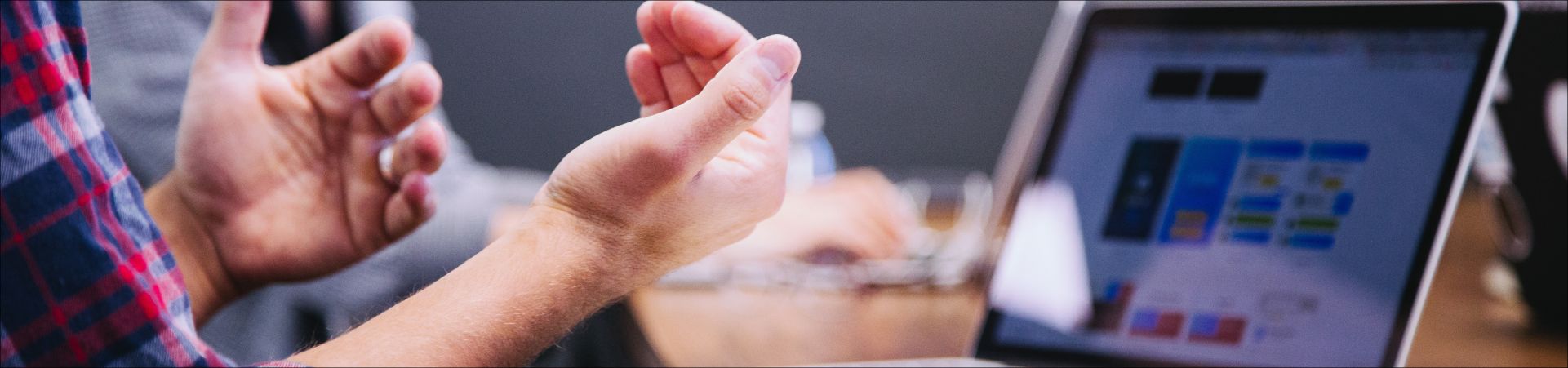 Senior Web Designer bei LEWO Media - Kreative Arbeitsplätze in modernem Büro