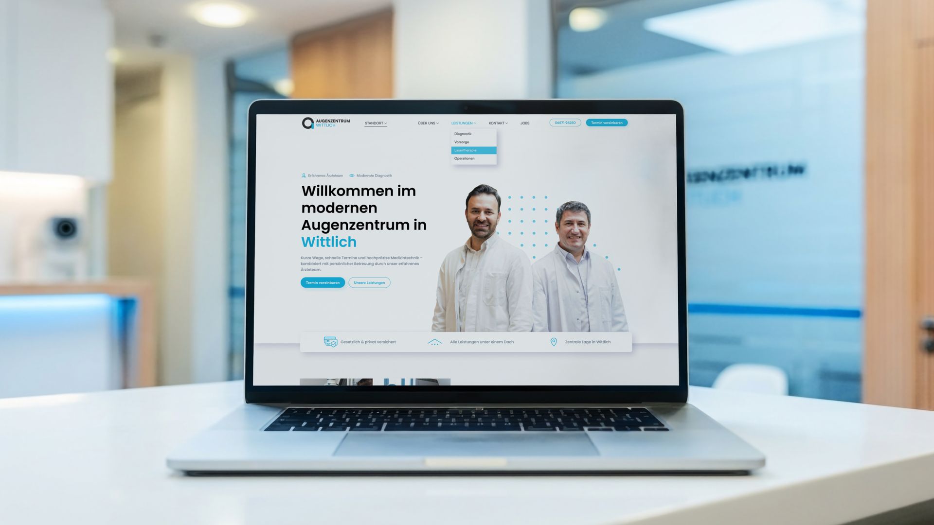 Laptop mit Website-Vorschau