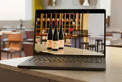 Van Volxem Onlineshop auf einem Laptop im Weinberg
