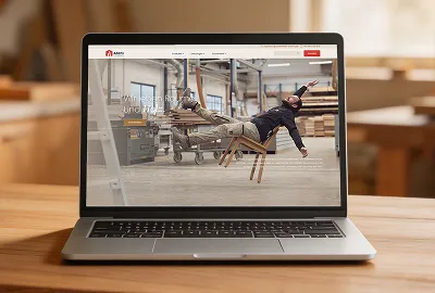 Schreinerei Adams Website auf einem Laptop in der Werkstatt